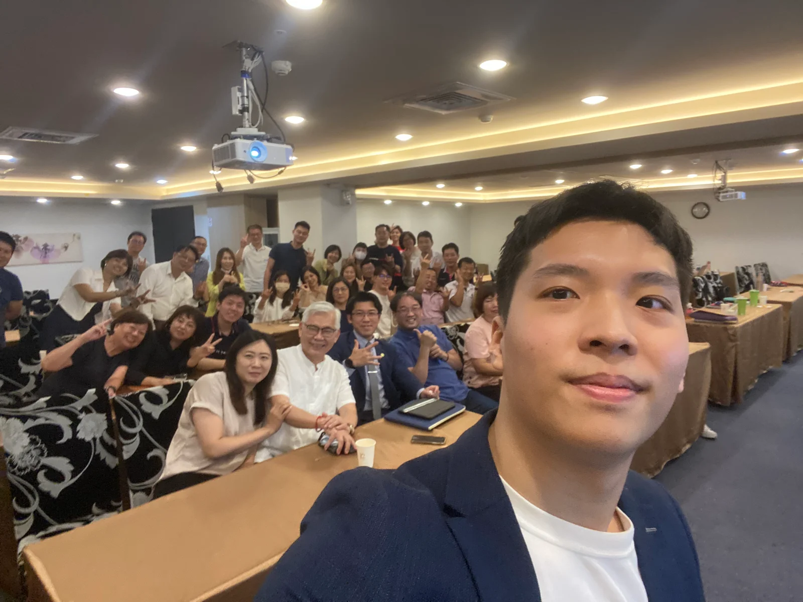 中正大學 EMBA 課程結束後，講師與學員的合照