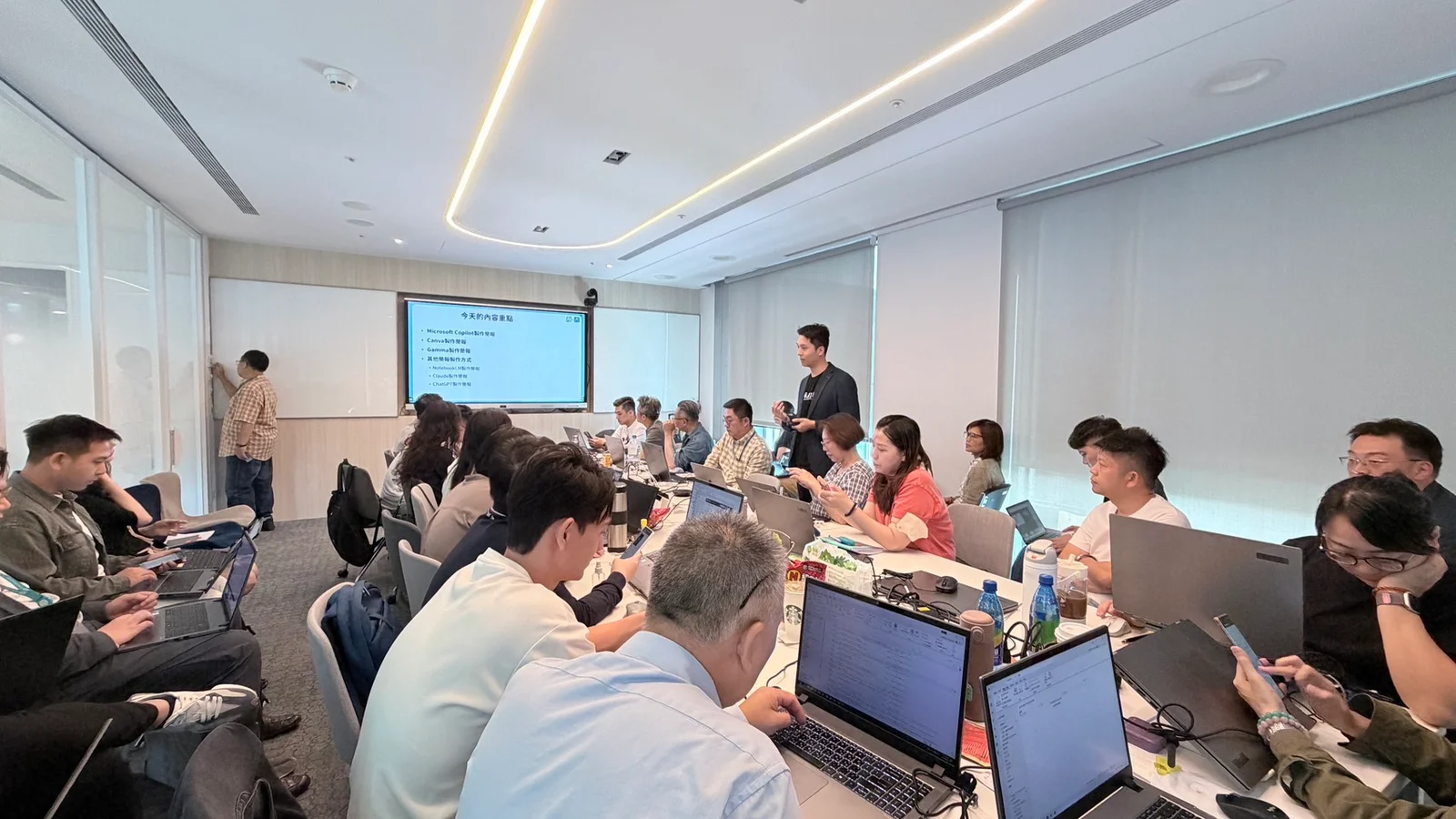 富邦金控教學現場，講師與學員一起操作 AI 工具