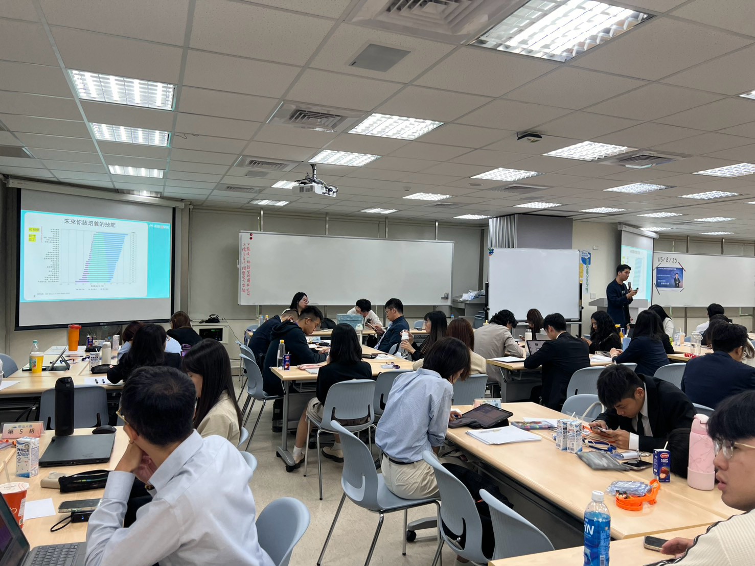 南山教學現場，講師帶領學員學習與實作 AI