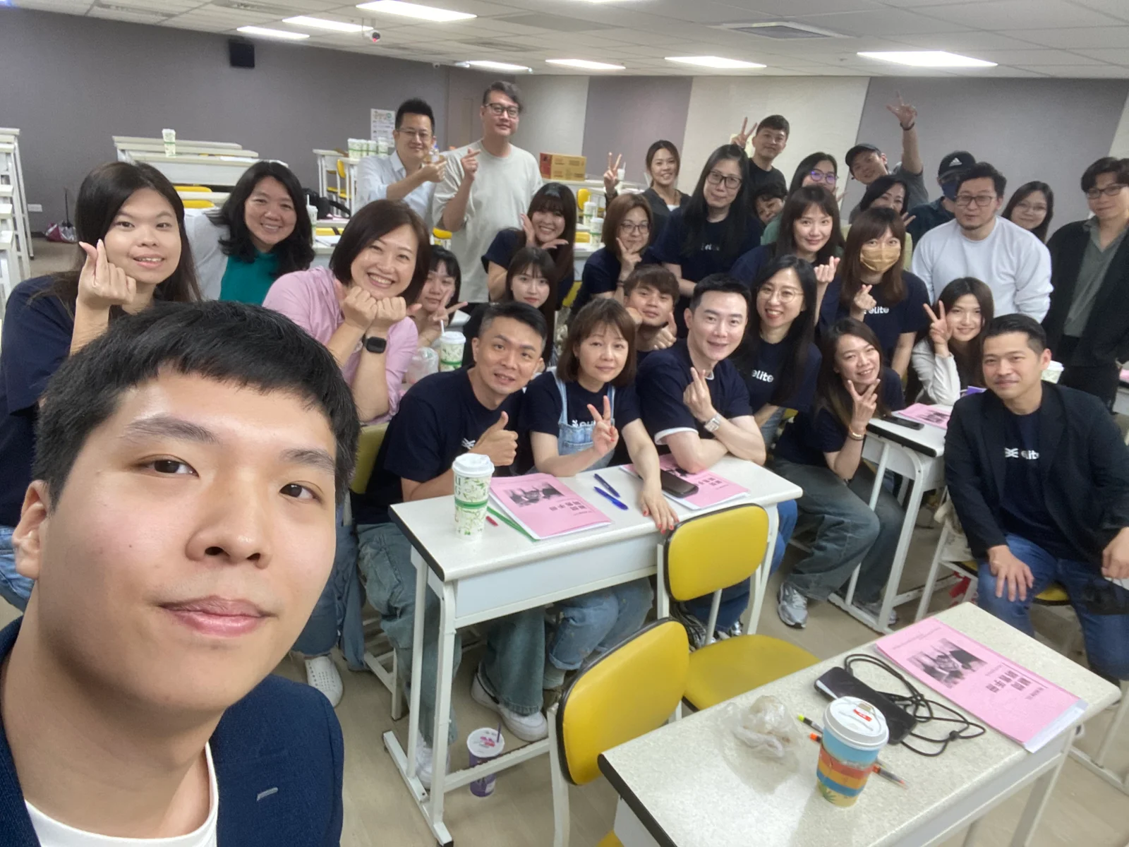 菁英國際教學現場，黃揚博與參與 AI 課程的學員合影